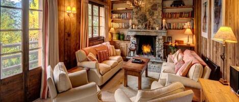 Fernseher, Kamin, Tischfußball