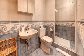 Ein Badezimmer mit Waschbecken, Toilette und Duschbereich.