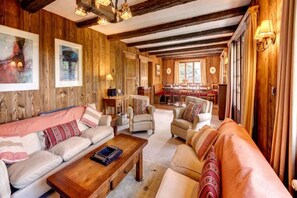 TV, lareira, pebolim