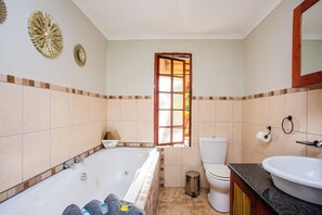 Quarto presidencial, vista para o jardim | Banheiro | Secador de cabelo (mediante solicitação), toalhas de banho, sabonete 
