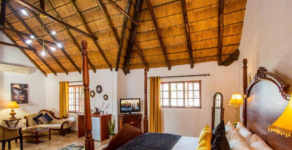 Habitación presidencial, vista al jardín | Caja de seguridad en la habitación y cortinas blackout 