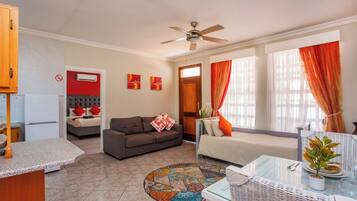 Peti besi dalam bilik, langsir/tirai gelap terus