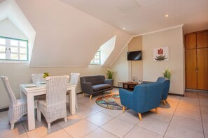 Familieleilighet | Oppholdsområde | En 50-tommers Flatskjerm-TV med digitale kanaler samt Netflix