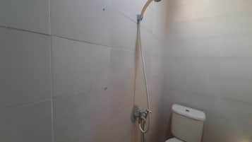 Estudio | Baño | Regadera, regadera tipo lluvia, toallas