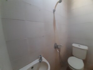 Douche, douche à « effet pluie », serviettes fournies