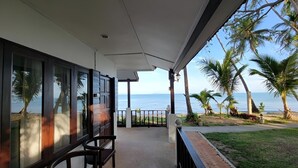 A covered balcony with a view of the sea and palm trees. - Satva (Koh Samui)