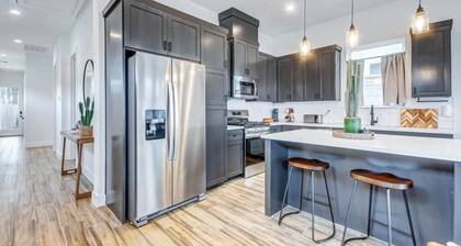 Casa de Nopales! Modern Mexican House with King Size Bed—10 mins from downtown!