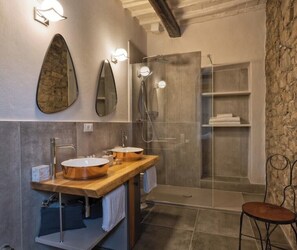 Sèche-cheveux, bidet, serviettes fournies, savon