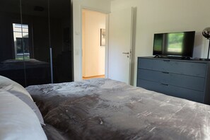 2 bedrooms, desk, free WiFi, bed sheets