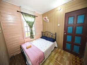 Laptop workspace, free WiFi, bed sheets - OYO 90990 Sri Tempurung Homestay (Chukai)