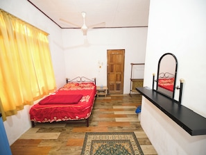 Laptop workspace, free WiFi, bed sheets - OYO 90990 Sri Tempurung Homestay (Chukai)