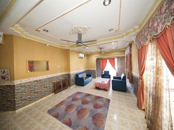 Apartment, 4 Bedrooms | Laptop workspace, free WiFi, bed sheets - OYO 90990 Sri Tempurung Homestay (Chukai)