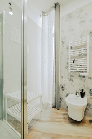 Family Quadruple Room | Bathroom | Shower, rainfall showerhead, free toiletries, hair dryer - B&B Lara's Home (Naples)
