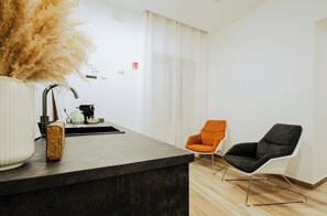32-inch Smart TV with cable channels - B&B Lara's Home (Naples)