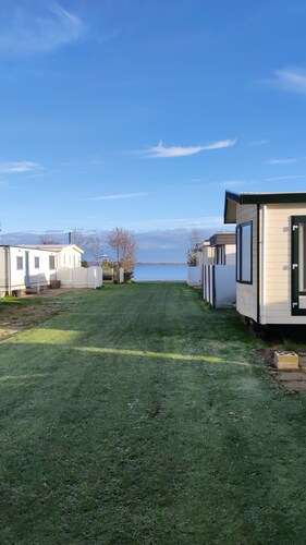 Chalet nabij het water in Langweer