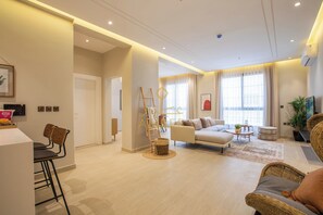 Luxury Apartment A7 - Bohemian | Woonruimte | Een televisie