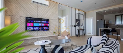 Luxury Apartment A14 - Premium | 거실 공간 | TV