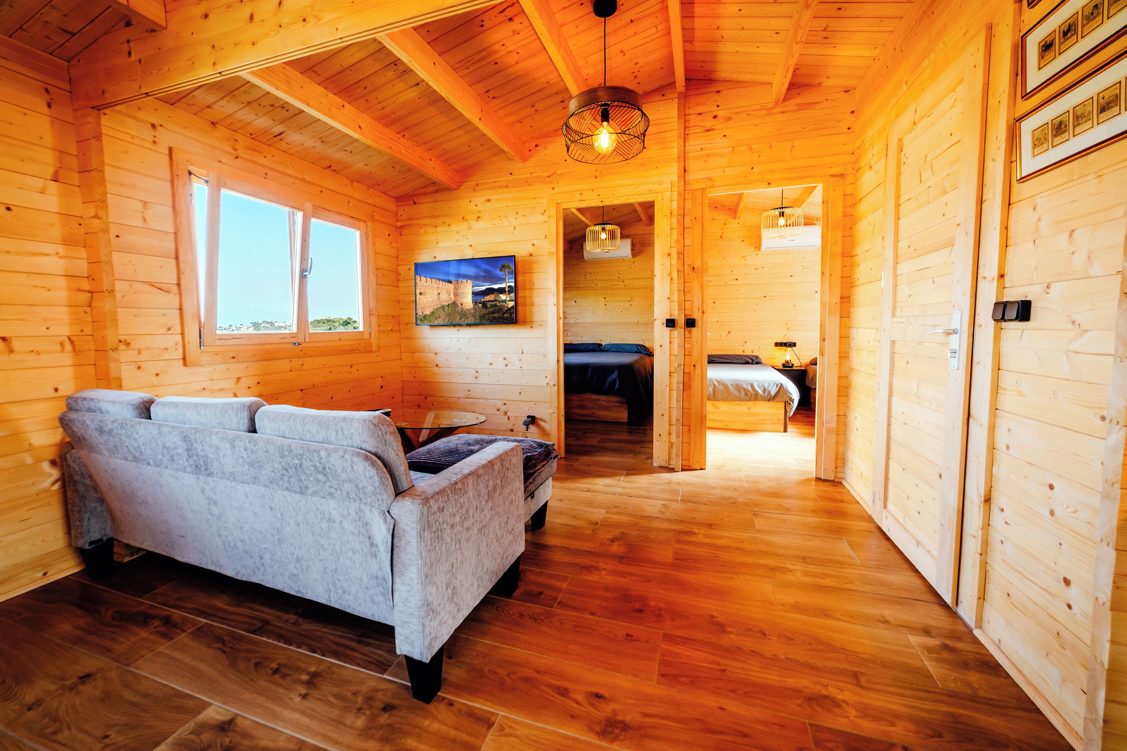 2 slaapkamers, een strijkplank/strijkijzer, reisbedje, internet