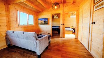 2 slaapkamers, een strijkplank/strijkijzer, reisbedje, internet