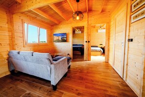 2 habitaciones, tabla de planchar con plancha, cuna de viaje y internet 