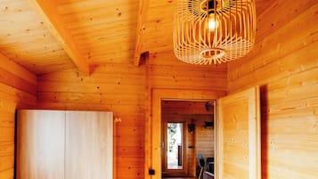 2 habitaciones, tabla de planchar con plancha, cuna de viaje y internet