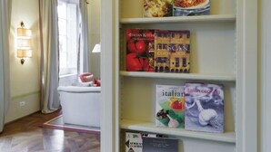 Une bibliothèque remplie de livres de cuisine italienne.
