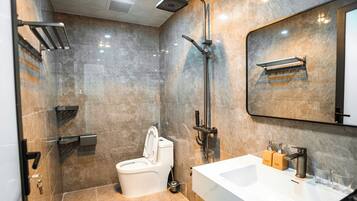 Deluxe-huoneisto, 1 makuuhuone, keittiö | Kylpyhuone | Suihku, sadesuihkupää, hiustenkuivaaja, tohvelit