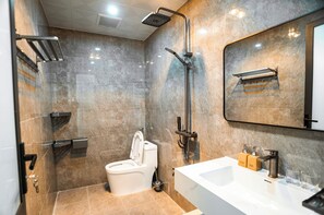 Deluxe Apartment, 1 Bedroom, Kitchen | Bathroom | Shower, rainfall showerhead, hair dryer, slippers