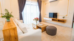 Una sala moderna con un sofá, una mesa de centro y un televisor.