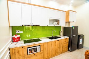 Appartamento familiare, 2 camere da letto, cucina | Cucina privata | Frigorifero, microonde, piano cottura, risottiera