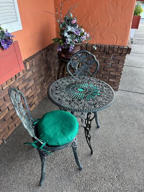 Outdoor dining - Cherry's Villa 11 (Grants Pass)