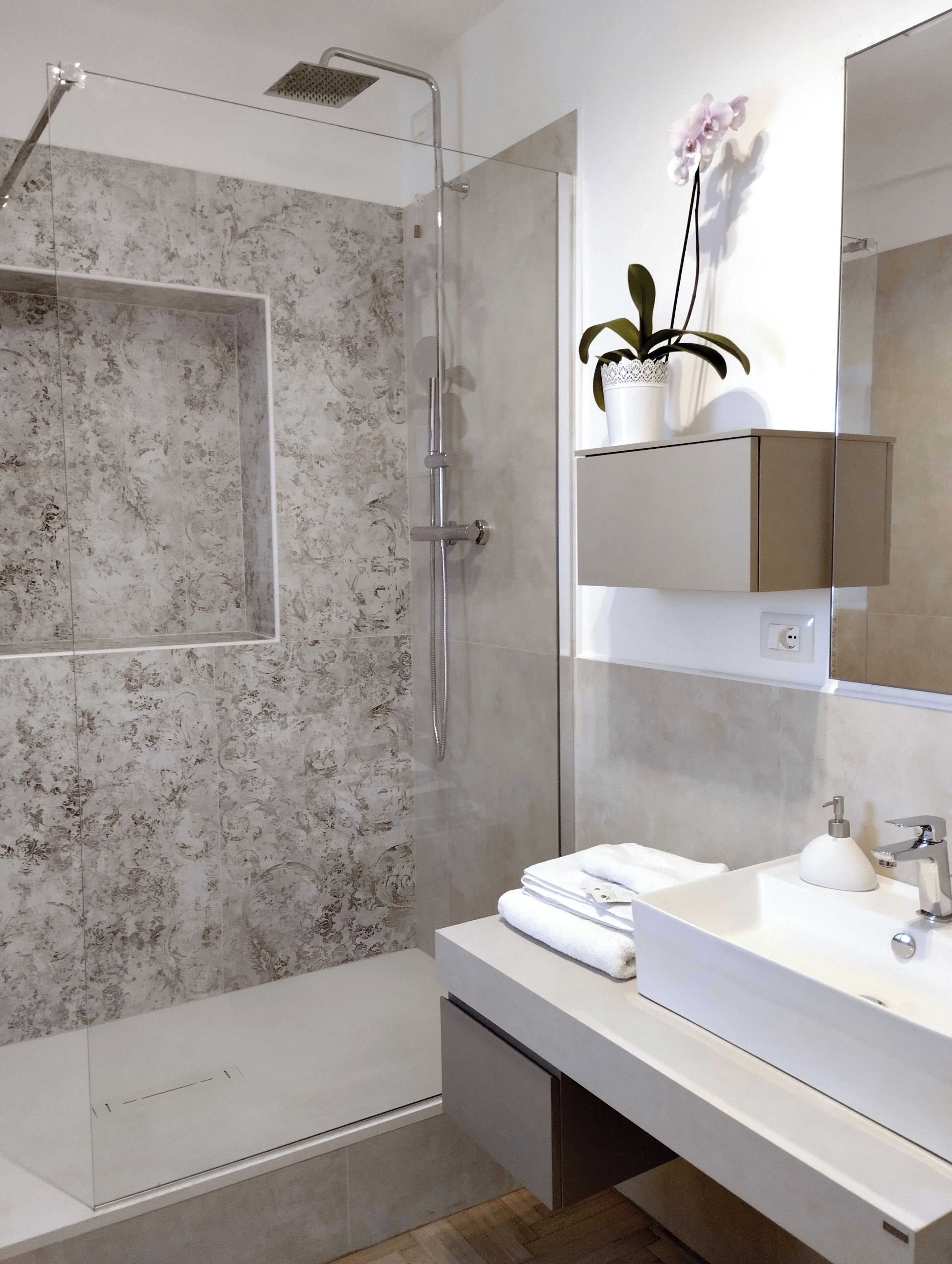 Doccia, asciugacapelli, bidet, asciugamani