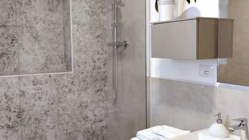 Doccia, asciugacapelli, bidet, asciugamani