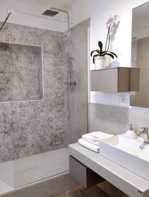 Dusche, Haartrockner, Bidet, Handtücher