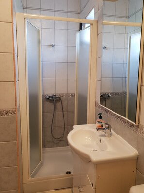 Apartment (Apartment Tereza - Two Bedroom Apartm) | Bathroom | Shower, towels