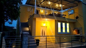 A modern two-story building with a balcony, a staircase, and a fireplace. - Fancy Apartments Dream (Smokvica)