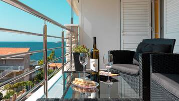 Apartment (Standard One Bedroom Apartment with B) | Balcony