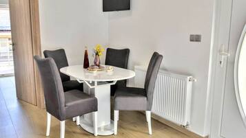 Apartment (Deluxe One Bedroom Apartment with Bal) | Esszimmer