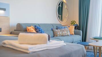 Comfort-studio | Tallelokero huoneessa, pimennysverhot, silitysrauta/-lauta