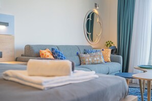 Estudio Confort | Caja de seguridad en la habitación y cortinas blackout 