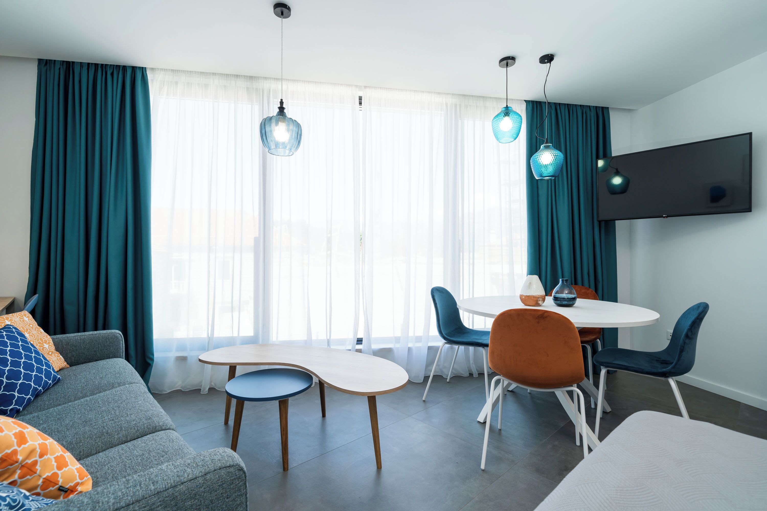 Comfort-studio | Oleskelualue | 150–senttinen äly-TV, jossa satelliittikanavat