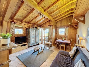 TV - Modern Apartment with Mountain Views, Near Combloux Center (Combloux)