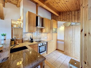 Fridge, microwave, oven, stovetop - Modern Apartment with Mountain Views, Near Combloux Center (Combloux)