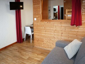 TV - Cozy studio for 4, Les Orres 1650, ski-in/ski-out (Les Orres)