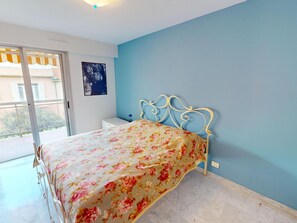 2 bedrooms, free WiFi, bed sheets - Elegant 3-Room Apartment with Terrace in Central Menton, Near Beach and Shops (Menton)