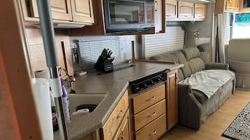 Refrigerador, microondas, parrilla de estufa y cafetera y tetera