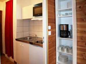 Een koelkast, een microgolfoven