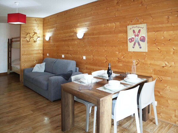 Dining - Charming Studio for 4, Ski-in/Ski-out, South-Facing Balcony, Heart of Les Orres 1650 (Les Orres)