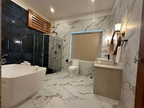 Luxury Suite | Bathroom | Free toiletries, hair dryer, slippers, towels - Legphel Hotel (Phuntsholing)