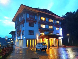 Un edificio de varios pisos con detalles arquitectónicos tradicionales, como ventanas ornamentadas y un balcón.